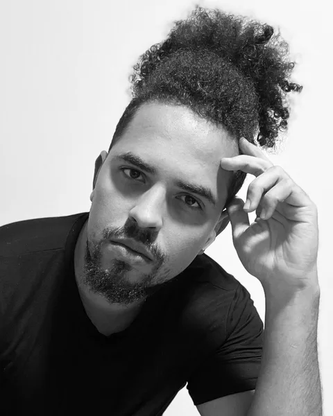 Gustavo Henrique, fundador da g2D, em retrato em preto e branco